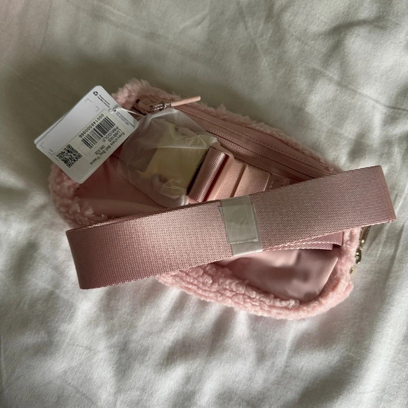 🆕 LAST ONE Lululemon Everywhere Belt Bag Fleece - Pink Mist - Picture 4 of 6